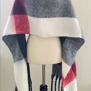 NWT TAHARI blanket scarf 🧣